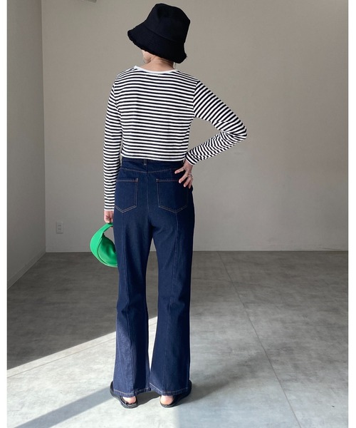 She's Closet（シーズクローゼット）の「ハイウエストセンターラインフレアデニムパンツ（デニムパンツ・レディース・オフホワイト/インディゴブルー/ブルー・M/L）」の4枚目の写真