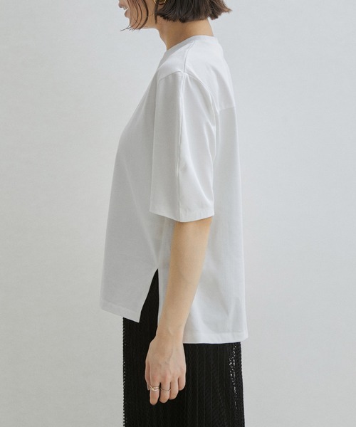 SALON adam et rope'（サロン アダム エ ロペ）の「[ご好評につき新色追加！]【UVケア・接触冷感】カーブスリーブクルーネックTシャツ（Tシャツ/カットソー・レディース・ホワイト/ブラック/グレー/グリーン・FREE）」の9枚目の写真