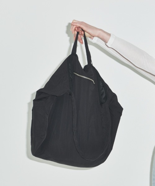 un/neu（アンノイ）の「ギャザーハンドルビッグトート / ナイロンショルダーバッグ（トートバッグ・レディース・ブラック/ホワイト/ブルー/グレー・FREE）」の9枚目の写真