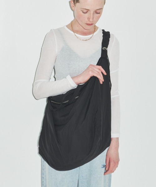 un/neu（アンノイ）の「ギャザーハンドルビッグトート / ナイロンショルダーバッグ（トートバッグ・レディース・ブラック/ホワイト/ブルー/グレー・FREE）」の6枚目の写真