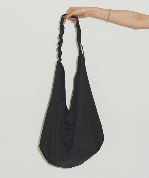 un/neu（アンノイ）の「ギャザーハンドルビッグトート / ナイロンショルダーバッグ（トートバッグ・レディース・ブラック/ホワイト/ブルー/グレー・FREE）」の10枚目の写真