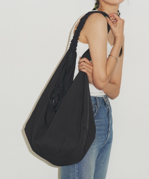 un/neu（アンノイ）の「ギャザーハンドルビッグトート / ナイロンショルダーバッグ（トートバッグ・レディース・ブラック/ホワイト/ブルー/グレー・FREE）」の11枚目の写真