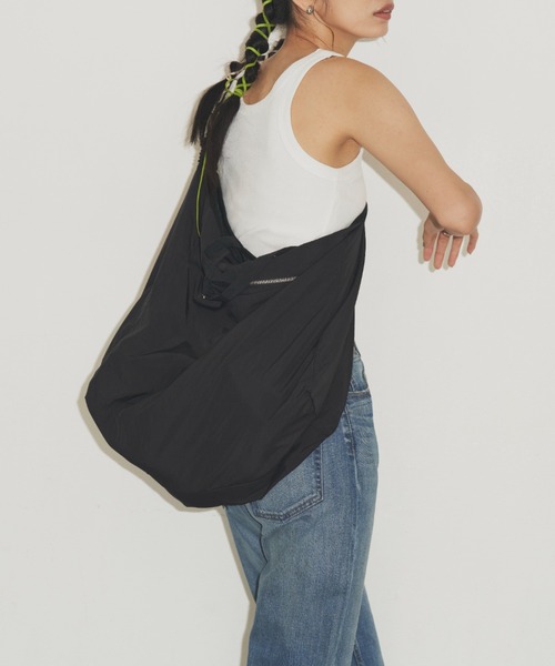 un/neu（アンノイ）の「ギャザーハンドルビッグトート / ナイロンショルダーバッグ（トートバッグ・レディース・ブラック/ホワイト/ブルー/グレー・FREE）」の16枚目の写真