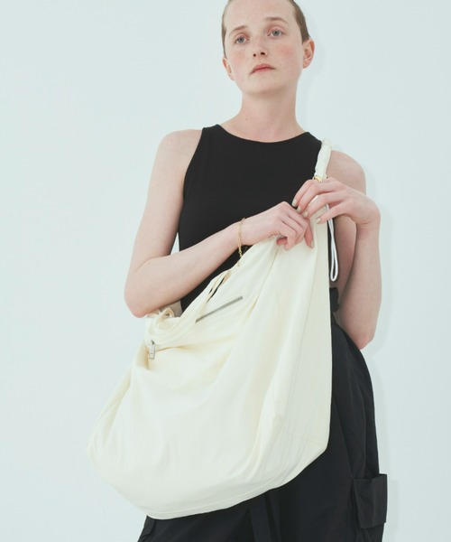 un/neu（アンノイ）の「ギャザーハンドルビッグトート / ナイロンショルダーバッグ（トートバッグ・レディース・ブラック/ホワイト/ブルー/グレー・FREE）」の18枚目の写真