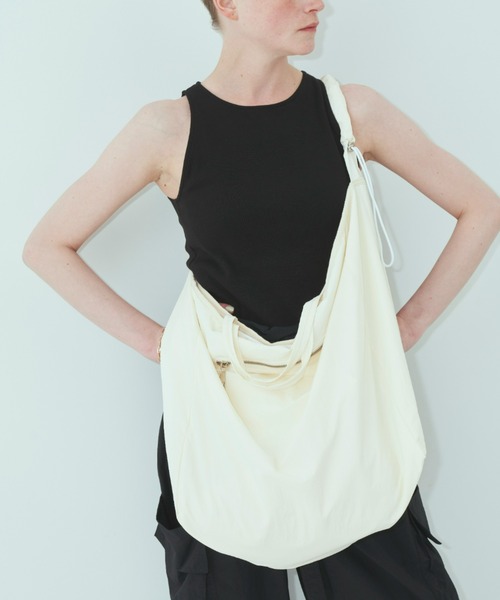 un/neu（アンノイ）の「ギャザーハンドルビッグトート / ナイロンショルダーバッグ（トートバッグ・レディース・ブラック/ホワイト/ブルー/グレー・FREE）」の17枚目の写真