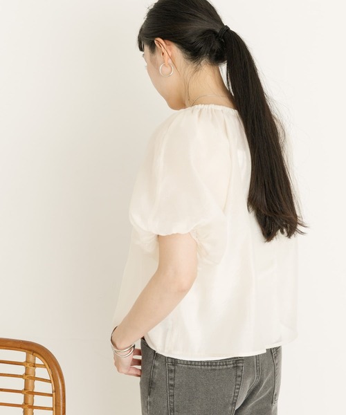 UR Lab.（アーバンリサーチラボ）の「ギャザーシアーブラウス（シャツ/ブラウス・レディース・グレー/ブラック/アイボリー・FREE）」の8枚目の写真