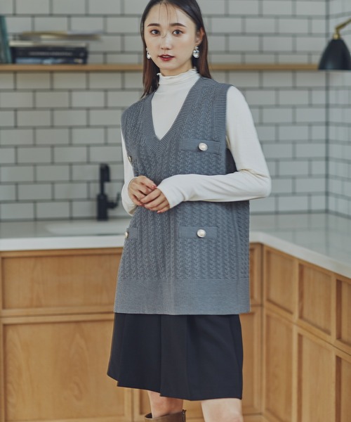 N.（N. Natural Beauty Basic）（エヌエヌナチュラルビューティーベーシック）の「◆ゴールドボタンケーブルジレ（ニット/セーター・レディース・ネイビー/グレー・MEDIUM）」の2枚目の写真