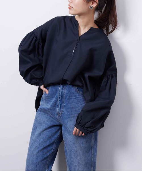 Chez toi(シェトワ)の「スリットネック袖ボリュームブラウス(シャツ/ブラウス・レディース・オフホワイト/ピンク/ホワイト/ネイビー・FREE)」の3枚目の写真