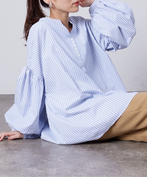 Chez toi(シェトワ)の「スリットネック袖ボリュームブラウス(シャツ/ブラウス・レディース・オフホワイト/ピンク/ホワイト/ネイビー・FREE)」の2枚目の写真