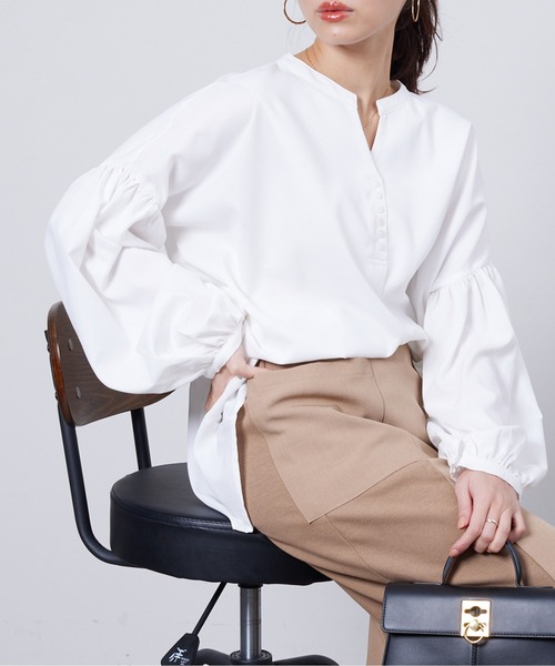 Chez toi(シェトワ)の「スリットネック袖ボリュームブラウス(シャツ/ブラウス・レディース・オフホワイト/ピンク/ホワイト/ネイビー・FREE)」の1枚目の写真