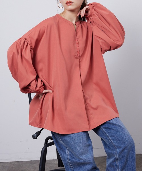 Chez toi(シェトワ)の「スリットネック袖ボリュームブラウス(シャツ/ブラウス・レディース・オフホワイト/ピンク/ホワイト/ネイビー・FREE)」の4枚目の写真
