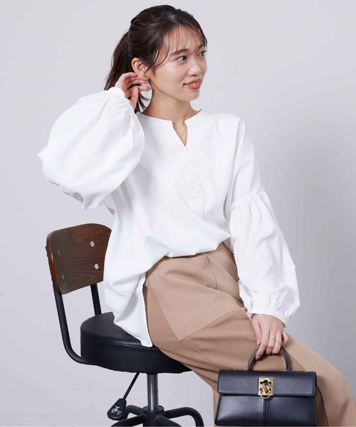 Chez toi(シェトワ)の「スリットネック袖ボリュームブラウス(シャツ/ブラウス・レディース・オフホワイト/ピンク/ホワイト/ネイビー・FREE)」の22枚目の写真