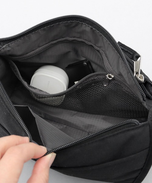 anello(アネロ)の「CABIN キャビン 撥水加工 5ポケット ミニショルダーバッグ(ショルダーバッグ・レディース・グレイッシュベージュ/ブラック/スミクロ・FREE)」の13枚目の写真