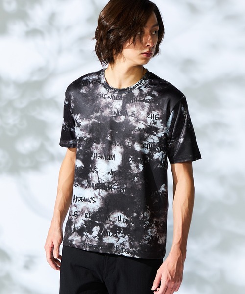 HIDEAWAYS NICOLE(ハイダウェイニコル)の「【WEB限定】ムラ柄ロゴプリント半袖Tシャツ(Tシャツ/カットソー・メンズ・ブラック/サックスブルー/オフホワイト/ピンク・MEDIUM/LARGE/X-LARGE)」の3枚目の写真