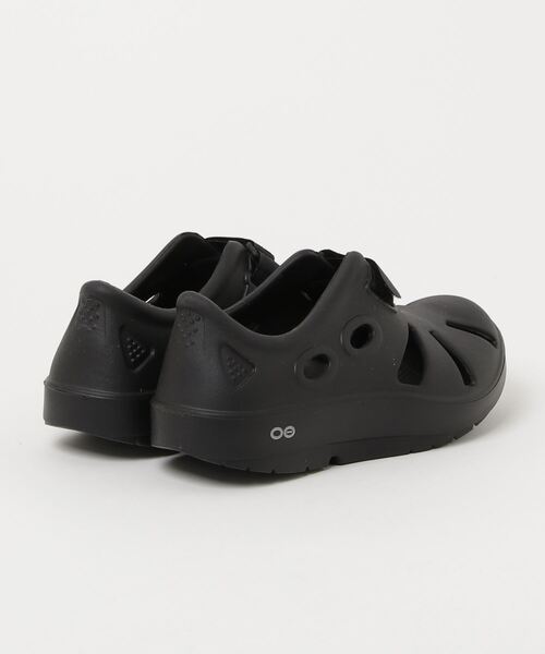 OOFOS(ウーフォス)の「【MEN】OOFOS OOcandOO(サンダル・メンズ・ブラック・26/27/28)」の2枚目の写真