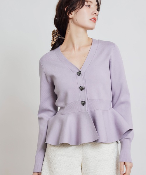 PICCIN PERLA（ピッチンペルラ）の「ハートボタンペプラムカーディガン（カーディガン/ボレロ・レディース・グレイッシュベージュ/ブラック/オフホワイト/ライトグレー/ブルー/ラベンダー/シルバー・M）」の7枚目の写真