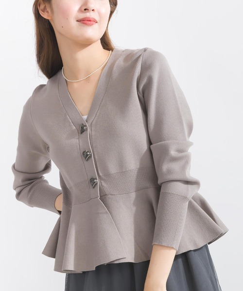 PICCIN PERLA(ピッチンペルラ)の「ハートボタンペプラムカーディガン(カーディガン/ボレロ・レディース・オフホワイト/ブラック/グレイッシュベージュ/ライトグレー/ブルー・M)」の4枚目の写真