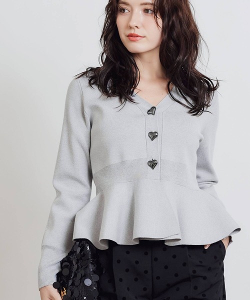 PICCIN PERLA（ピッチンペルラ）の「ハートボタンペプラムカーディガン（カーディガン/ボレロ・レディース・グレイッシュベージュ/ブラック/オフホワイト/ライトグレー/ブルー/ラベンダー/シルバー・M）」の2枚目の写真