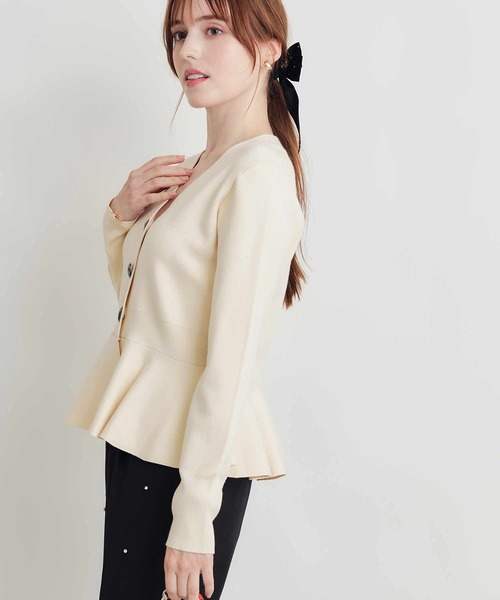 PICCIN PERLA(ピッチンペルラ)の「ハートボタンペプラムカーディガン(カーディガン/ボレロ・レディース・グレイッシュベージュ/ブラック/オフホワイト/ライトグレー/ブルー/ラベンダー/シルバー・M)」の22枚目の写真