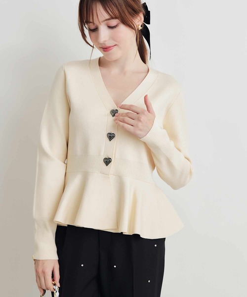 PICCIN PERLA(ピッチンペルラ)の「ハートボタンペプラムカーディガン(カーディガン/ボレロ・レディース・グレイッシュベージュ/ブラック/オフホワイト/ライトグレー/ブルー/ラベンダー/シルバー・M)」の21枚目の写真