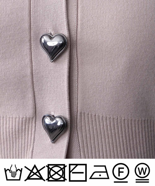 PICCIN PERLA(ピッチンペルラ)の「ハートボタンペプラムカーディガン(カーディガン/ボレロ・レディース・グレイッシュベージュ/ブラック/オフホワイト/ライトグレー/ブルー/ラベンダー/シルバー・M)」の12枚目の写真
