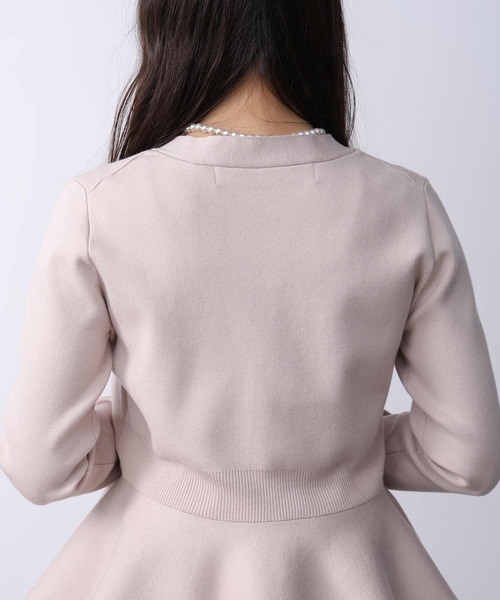 PICCIN PERLA(ピッチンペルラ)の「ハートボタンペプラムカーディガン(カーディガン/ボレロ・レディース・グレイッシュベージュ/ブラック/オフホワイト/ライトグレー/ブルー/ラベンダー/シルバー・M)」の9枚目の写真