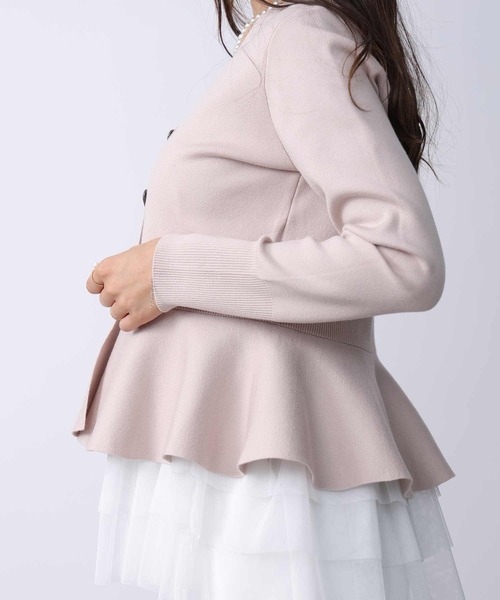 PICCIN PERLA(ピッチンペルラ)の「ハートボタンペプラムカーディガン(カーディガン/ボレロ・レディース・グレイッシュベージュ/ブラック/オフホワイト/ライトグレー/ブルー/ラベンダー/シルバー・M)」の10枚目の写真