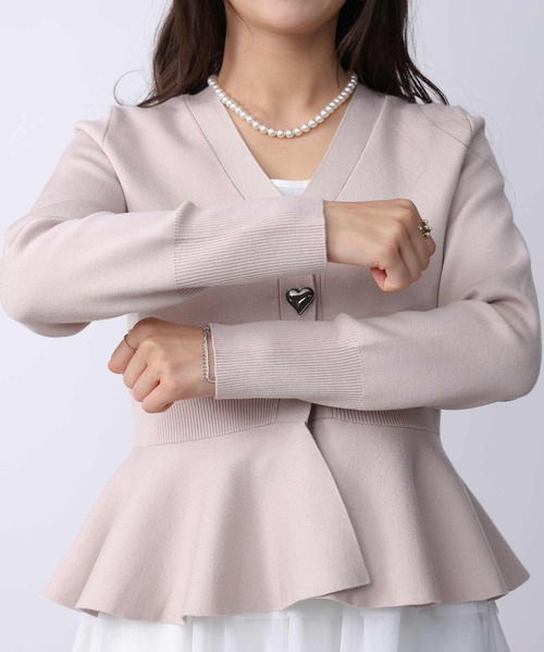 PICCIN PERLA(ピッチンペルラ)の「ハートボタンペプラムカーディガン(カーディガン/ボレロ・レディース・グレイッシュベージュ/ブラック/オフホワイト/ライトグレー/ブルー/ラベンダー/シルバー・M)」の11枚目の写真