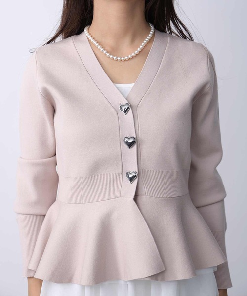 PICCIN PERLA(ピッチンペルラ)の「ハートボタンペプラムカーディガン(カーディガン/ボレロ・レディース・オフホワイト/ブラック/グレイッシュベージュ/ライトグレー/ブルー・M)」の22枚目の写真
