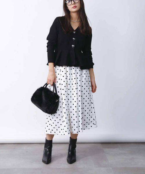 PICCIN PERLA(ピッチンペルラ)の「ハートボタンペプラムカーディガン(カーディガン/ボレロ・レディース・オフホワイト/ブラック/グレイッシュベージュ/ライトグレー/ブルー・M)」の13枚目の写真