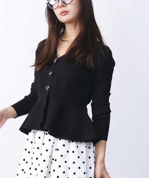 PICCIN PERLA(ピッチンペルラ)の「ハートボタンペプラムカーディガン(カーディガン/ボレロ・レディース・オフホワイト/ブラック/グレイッシュベージュ/ライトグレー/ブルー・M)」の11枚目の写真