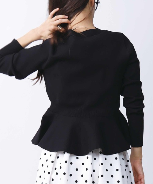 PICCIN PERLA(ピッチンペルラ)の「ハートボタンペプラムカーディガン(カーディガン/ボレロ・レディース・オフホワイト/ブラック/グレイッシュベージュ/ライトグレー/ブルー・M)」の12枚目の写真