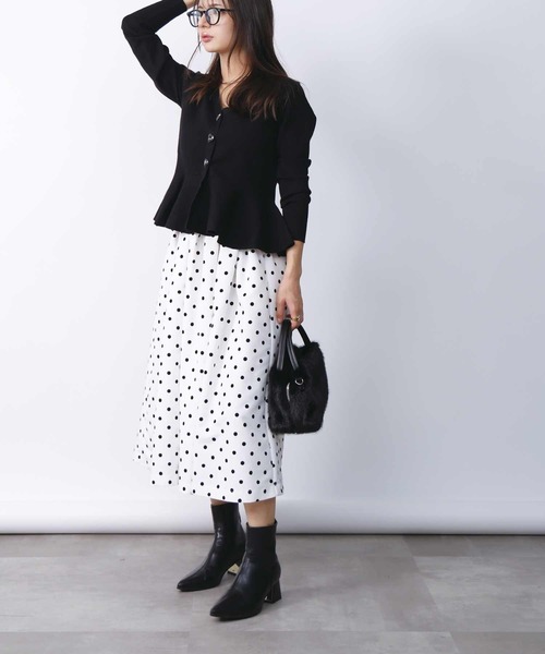 PICCIN PERLA(ピッチンペルラ)の「ハートボタンペプラムカーディガン(カーディガン/ボレロ・レディース・オフホワイト/ブラック/グレイッシュベージュ/ライトグレー/ブルー・M)」の14枚目の写真