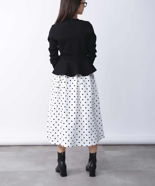 PICCIN PERLA(ピッチンペルラ)の「ハートボタンペプラムカーディガン(カーディガン/ボレロ・レディース・オフホワイト/ブラック/グレイッシュベージュ/ライトグレー/ブルー・M)」の15枚目の写真