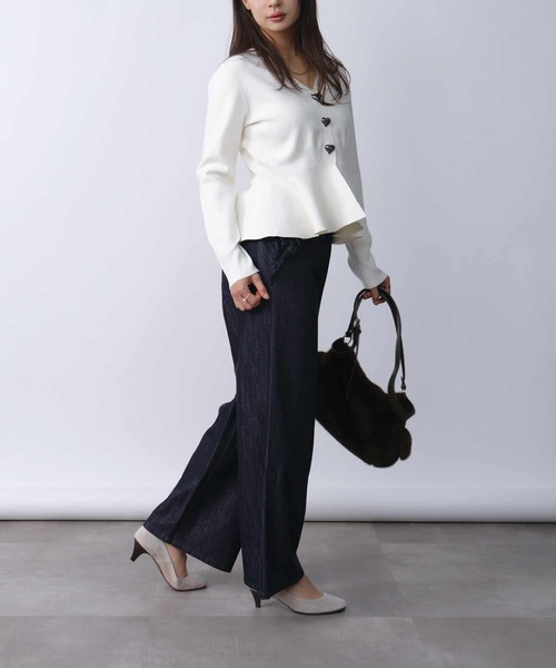 PICCIN PERLA(ピッチンペルラ)の「ハートボタンペプラムカーディガン(カーディガン/ボレロ・レディース・オフホワイト/ブラック/グレイッシュベージュ/ライトグレー/ブルー・M)」の20枚目の写真