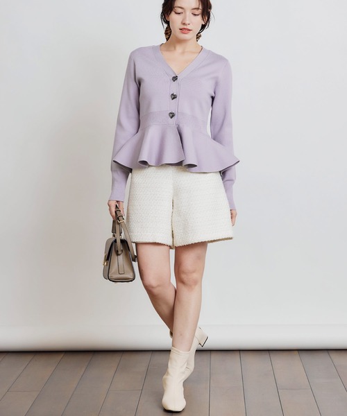 PICCIN PERLA(ピッチンペルラ)の「ハートボタンペプラムカーディガン(カーディガン/ボレロ・レディース・グレイッシュベージュ/ブラック/オフホワイト/ライトグレー/ブルー/ラベンダー/シルバー・M)」の21枚目の写真