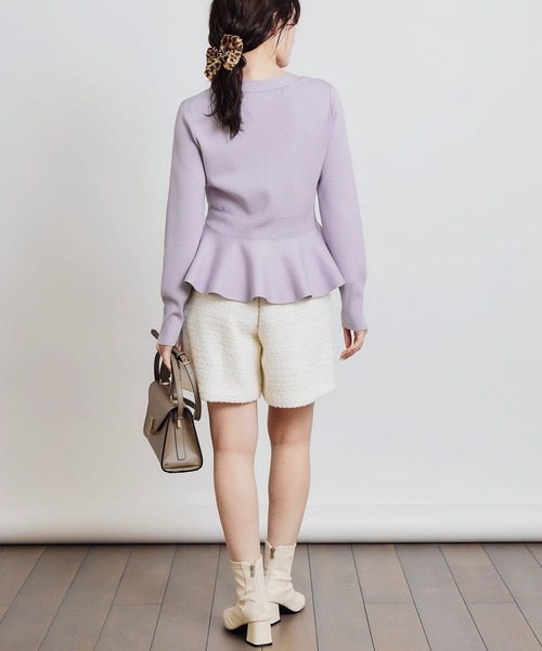 PICCIN PERLA(ピッチンペルラ)の「ハートボタンペプラムカーディガン(カーディガン/ボレロ・レディース・グレイッシュベージュ/ブラック/オフホワイト/ライトグレー/ブルー/ラベンダー/シルバー・M)」の14枚目の写真