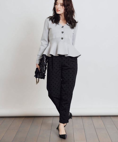 PICCIN PERLA(ピッチンペルラ)の「ハートボタンペプラムカーディガン(カーディガン/ボレロ・レディース・グレイッシュベージュ/ブラック/オフホワイト/ライトグレー/ブルー/ラベンダー/シルバー・M)」の17枚目の写真