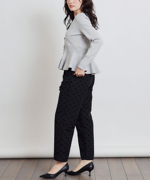 PICCIN PERLA(ピッチンペルラ)の「ハートボタンペプラムカーディガン(カーディガン/ボレロ・レディース・グレイッシュベージュ/ブラック/オフホワイト/ライトグレー/ブルー/ラベンダー/シルバー・M)」の19枚目の写真