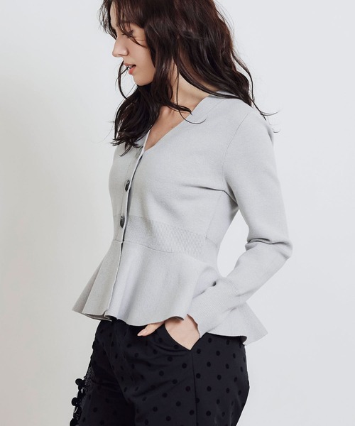 PICCIN PERLA(ピッチンペルラ)の「ハートボタンペプラムカーディガン(カーディガン/ボレロ・レディース・グレイッシュベージュ/ブラック/オフホワイト/ライトグレー/ブルー/ラベンダー/シルバー・M)」の16枚目の写真