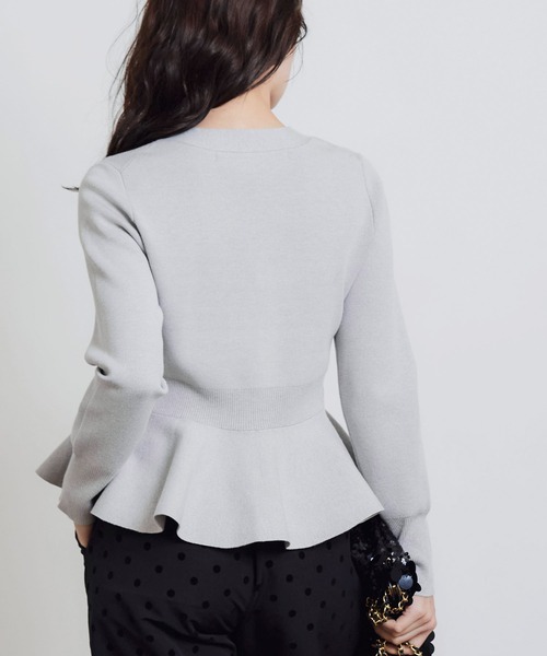 PICCIN PERLA(ピッチンペルラ)の「ハートボタンペプラムカーディガン(カーディガン/ボレロ・レディース・グレイッシュベージュ/ブラック/オフホワイト/ライトグレー/ブルー/ラベンダー/シルバー・M)」の19枚目の写真