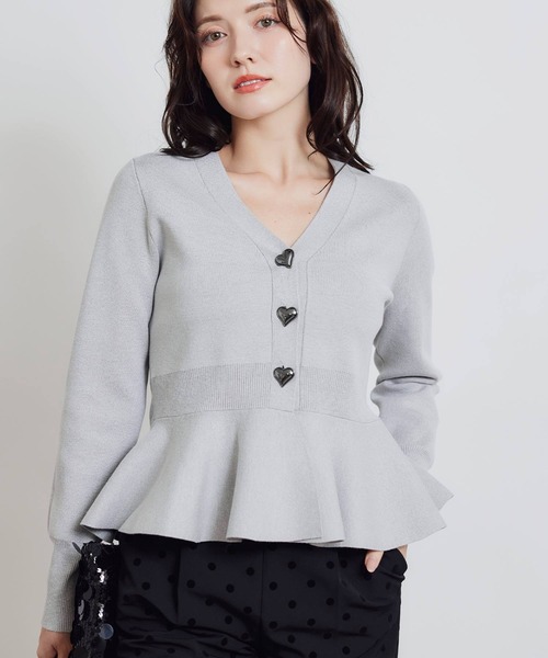 PICCIN PERLA(ピッチンペルラ)の「ハートボタンペプラムカーディガン(カーディガン/ボレロ・レディース・グレイッシュベージュ/ブラック/オフホワイト/ライトグレー/ブルー/ラベンダー/シルバー・M)」の13枚目の写真