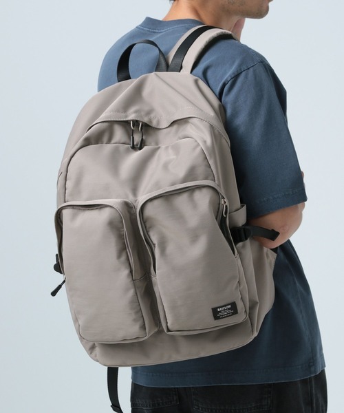 BAYFLOW（ベイフロー）の「フロント2ポケットデイパック（バックパック/リュック・メンズ・ブラック/グレー・FREE）」の4枚目の写真