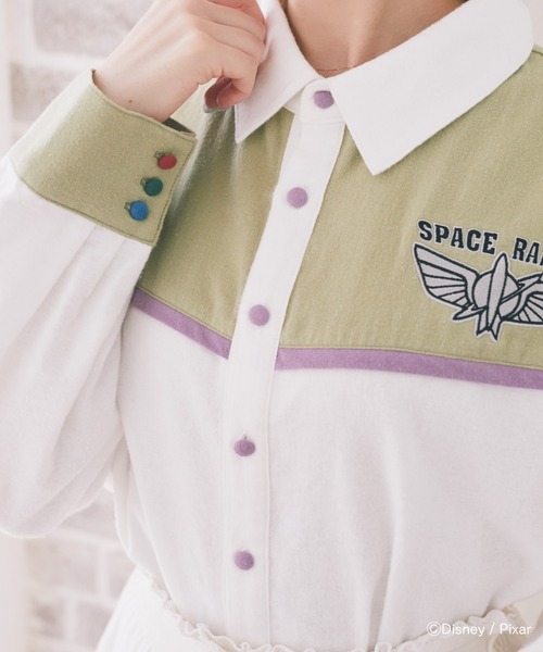 Disney（ディズニー）の「バスライトイヤー/配色シャツ（シャツ/ブラウス・レディース・オフホワイト・FREE）」の7枚目の写真