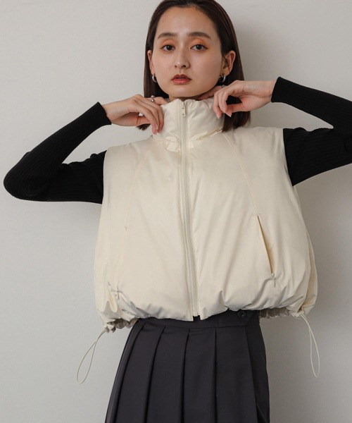 SENSE OF PLACE by URBAN RESEARCH(センスオブプレイスバイアーバンリサーチ)の「クロップドパフベスト(ダウンベスト・レディース・アイボリー/ブラック・ONE)」の4枚目の写真