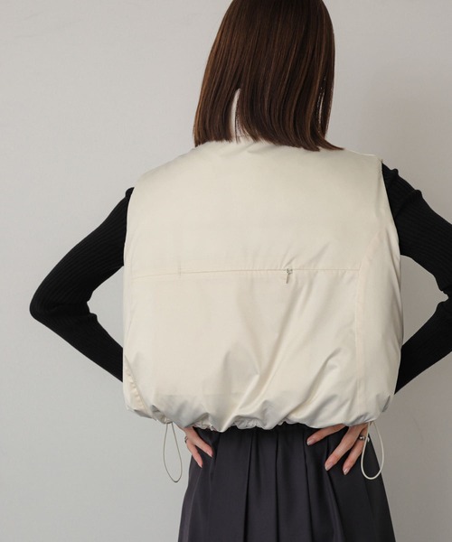 SENSE OF PLACE by URBAN RESEARCH(センスオブプレイスバイアーバンリサーチ)の「クロップドパフベスト(ダウンベスト・レディース・アイボリー/ブラック・ONE)」の5枚目の写真