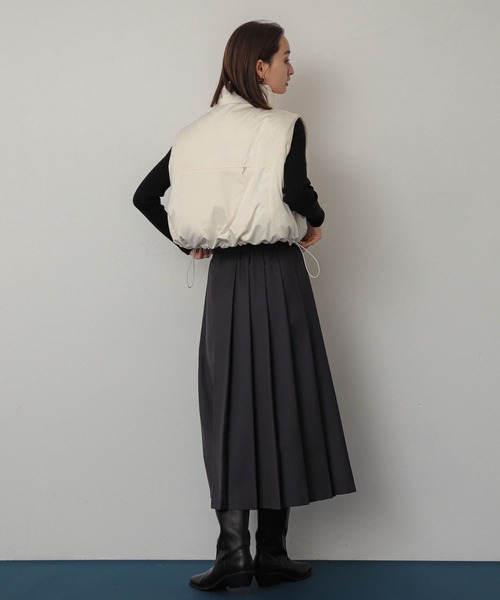 SENSE OF PLACE by URBAN RESEARCH(センスオブプレイスバイアーバンリサーチ)の「クロップドパフベスト(ダウンベスト・レディース・アイボリー/ブラック・ONE)」の7枚目の写真