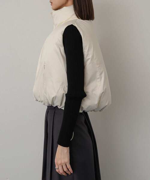 SENSE OF PLACE by URBAN RESEARCH(センスオブプレイスバイアーバンリサーチ)の「クロップドパフベスト(ダウンベスト・レディース・アイボリー/ブラック・ONE)」の15枚目の写真
