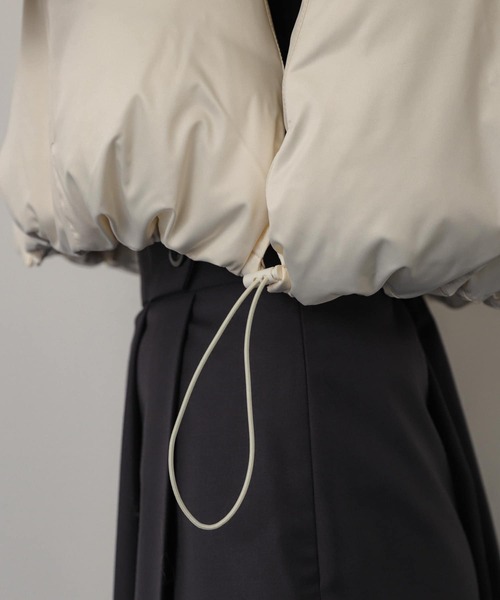 SENSE OF PLACE by URBAN RESEARCH(センスオブプレイスバイアーバンリサーチ)の「クロップドパフベスト(ダウンベスト・レディース・アイボリー/ブラック・ONE)」の19枚目の写真