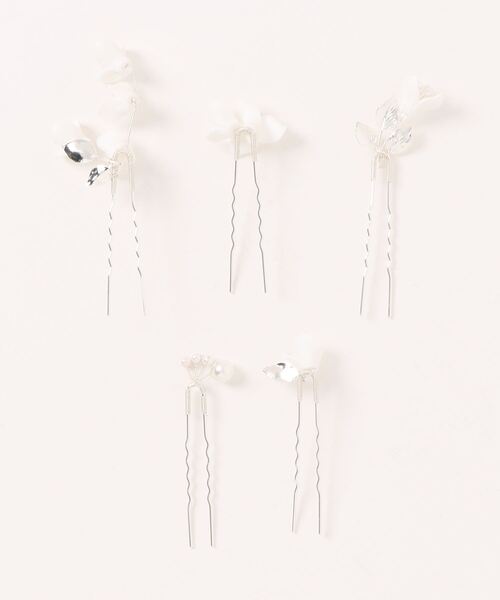 Catherine Cottage（キャサリンコテージ）の「ニュアンスホワイトフラワーUピン 5本セット（ヘアピン・キッズ・ホワイト・FREE）」の6枚目の写真